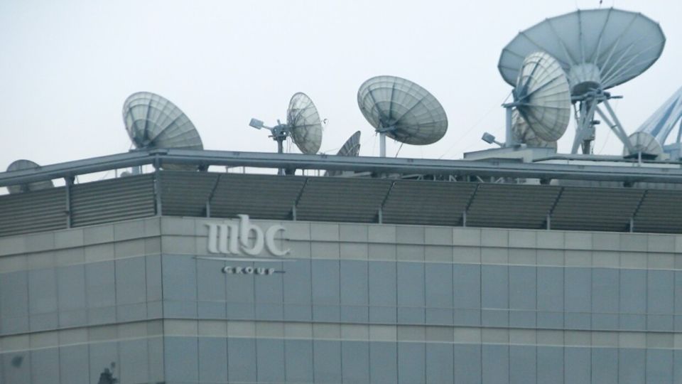 عراقيون يحرقون &quot;MBC&quot; بعد تقرير مشين وصف قادة المقاومة بالإرهاب