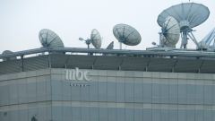 عراقيون يحرقون "MBC" بعد تقرير مشين وصف قادة المقاومة بالإرهاب