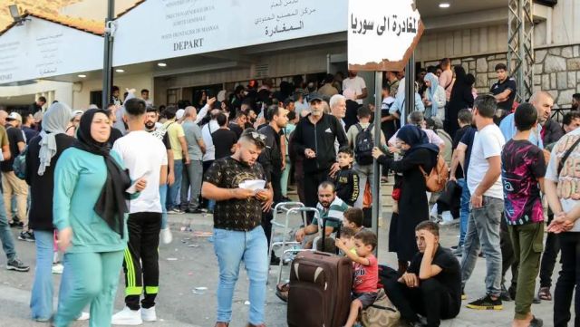 مئات النازحين السوريين على الحدود بسبب الـ&laquo;100 دولار&raquo;!