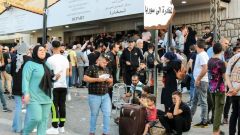 مئات النازحين السوريين على الحدود بسبب الـ&laquo;100 دولار&raquo;!