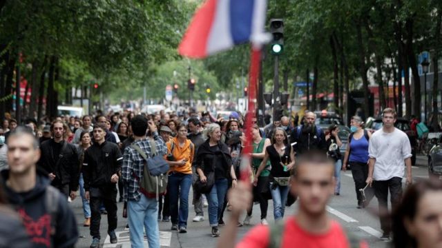 احتجاجات بسبب توعّد ماكرون لغير المطعَّمين "بتنغيص" عيشتهم