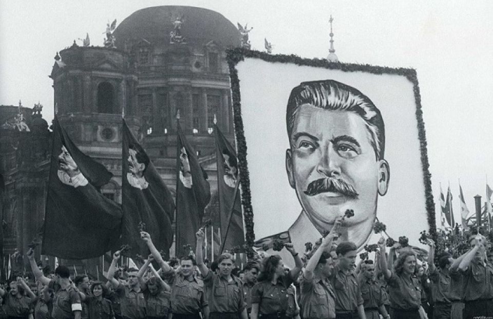 الرفيق ستالين.. أقوى الحاضرين!