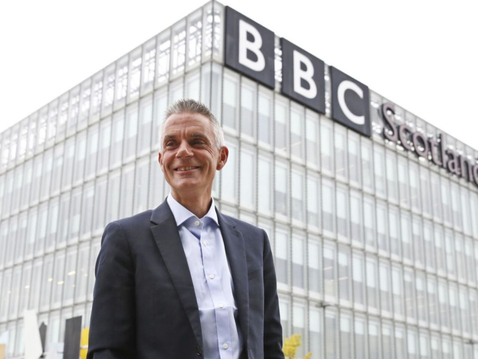 بي بي سي بين مطرقة السلطة وسندان الحقيقة: استقالات تاريخية وكشف تحيزات