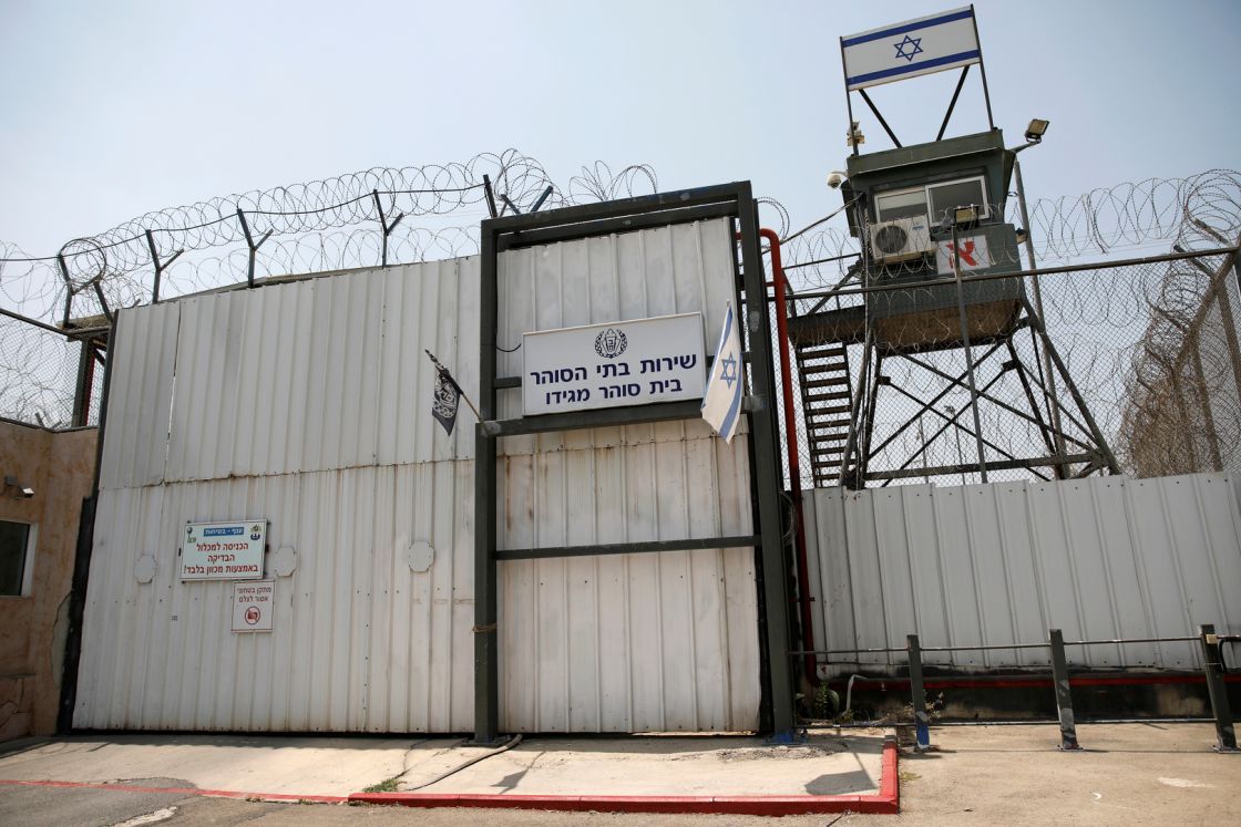 الاحتلال يقتحم سجن «جلبوع» بقوات خاصة وينكّل بالأسرى