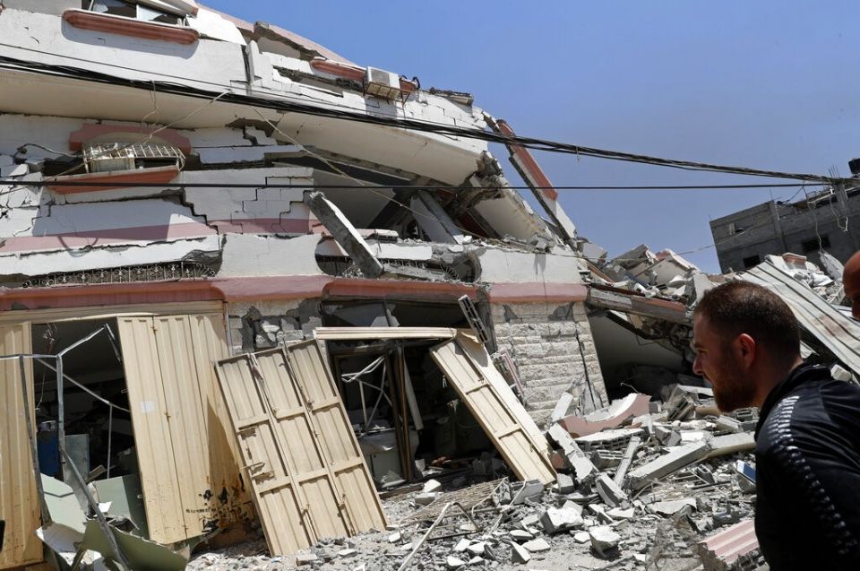 أعراض اختناق بالغازات السامة على شهداء في غزة بعد قصف لطيران الاحتلال