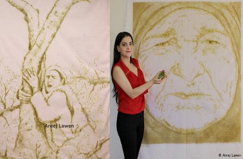 فلسطينية تبدع لوحات فنية بحبات الزيتون