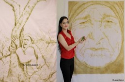 فلسطينية تبدع لوحات فنية بحبات الزيتون