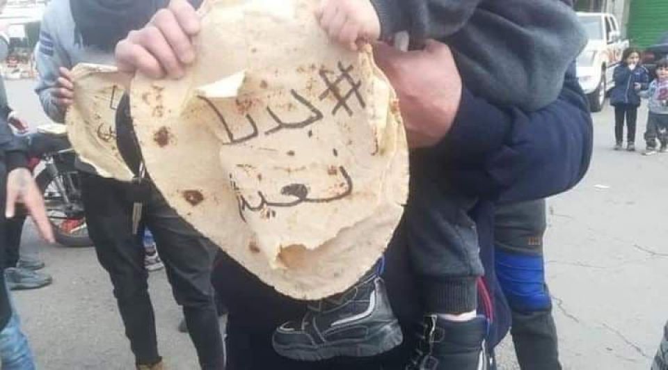 سوريون يكسرون أجهزة معتمدي الخبز بعد إذلالهم بالاستبعاد والانتظار