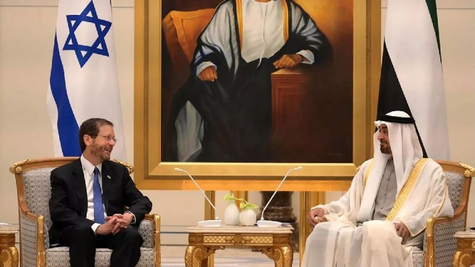 &laquo;مهندس التطبيع&raquo; الإماراتي يفتتح عهده كرئيس باستقبال رئيس الكيان