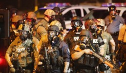 القوات العسكرية تقمع الاحتجاجات الشعبية في مدينة فيرغسون الأمريكية