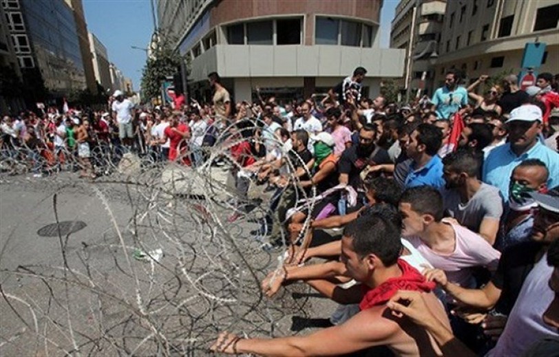 تجدد المواجهات بين الأمن اللبناني ومتظاهرين في ساحة رياض الصلح وسط بيروت