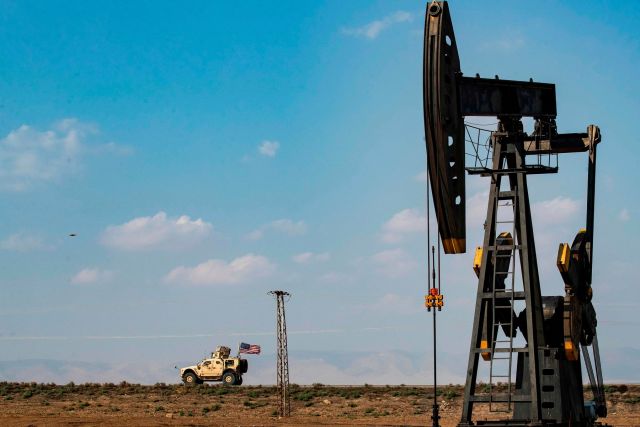 مجهولون يستهدفون قاعدة أمريكية في دير الزور