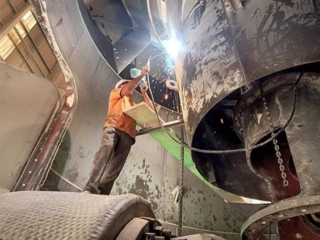 عمّال إسمنت حماة ينجحون بصيانة المطحنة العمودية رغم الظروف الداخلية والخارجية المعادية للصناعة