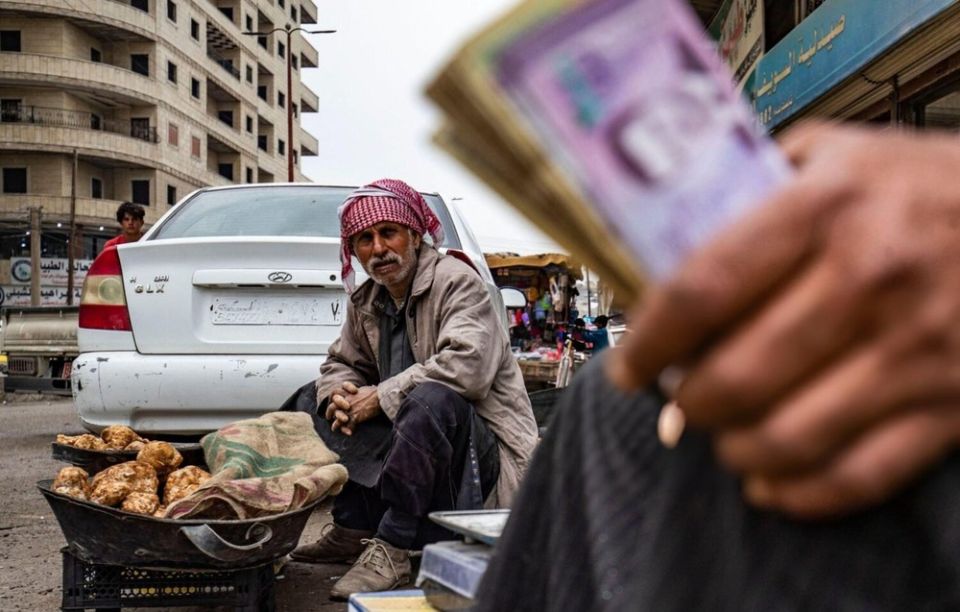 من اقتصاد الإنتاج إلى اقتصاد الاستهلاك... رواتبنا تُدفع من المنح!