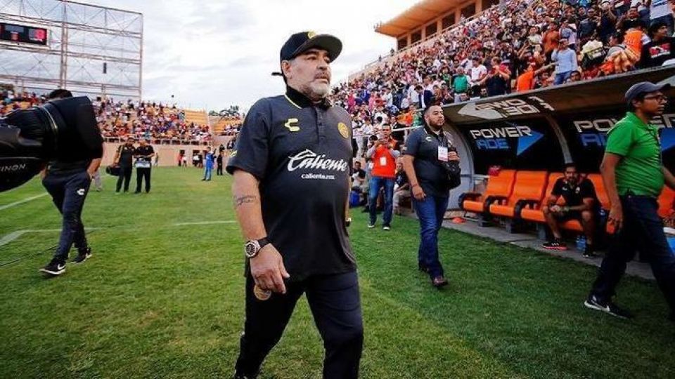 خروج مارادونا من المستشفى بعد إصابته بنزيف داخلي