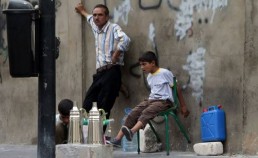 العمال الموسميون.. عشر سنوات من الخدمة والتثبيت مؤجل؟!