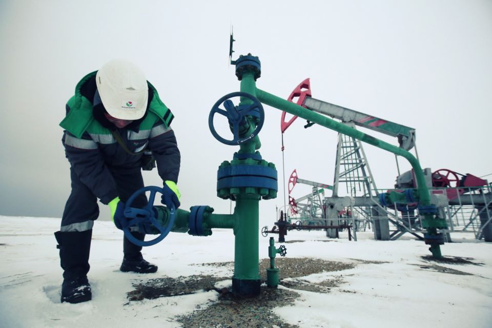 النفط يسجل أكبر خسارة أسبوعية في 10 شهور