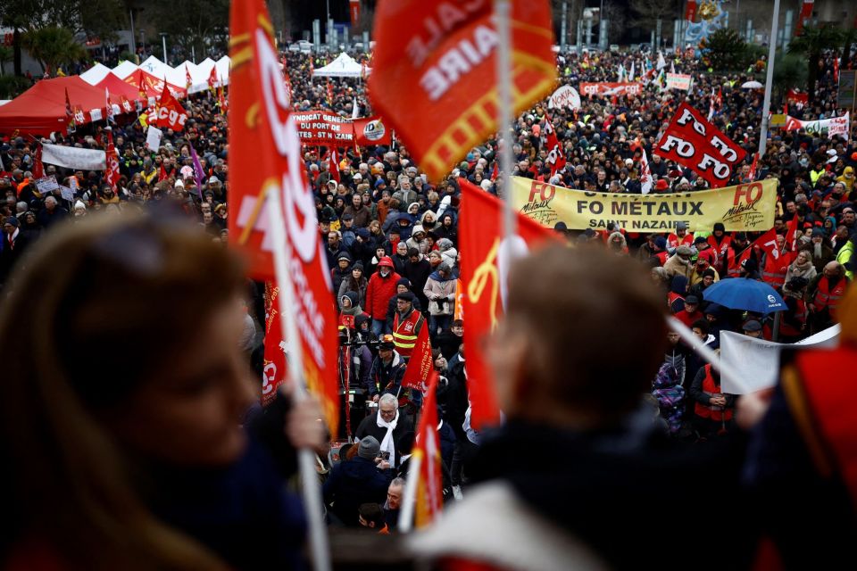 عشرات الآلاف يتظاهرون في باريس دعماً لرفض العمّال رفع سن التقاعد