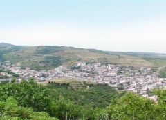 بلدة &laquo;شين&raquo;.. لا تطالها الخدمات الحكومية