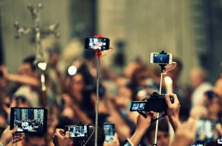 بينما يصبح استخدام هذه التطبيقات جزءاً من تحركنا اليومي في أنحاء المدينة، فنحن نؤدي نوعاً من "العمالة الرقمية" التي تولّد كمّاً هائلاً من الأرباح للشركات