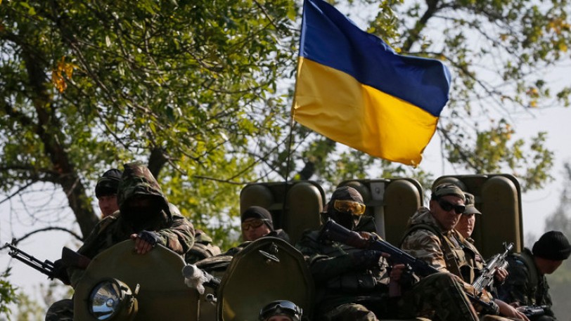 كييف تعلن أنها بدأت سحب الأسلحة من خط التماس بشرق أوكرانيا