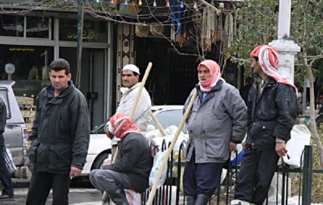 المطالبة برفع الحجز الاحتياطي على أجور العمال