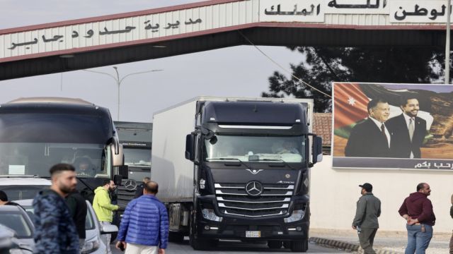 الأردن يعفي الشاحنات السورية من الرسوم تعاملاً بالمِثل