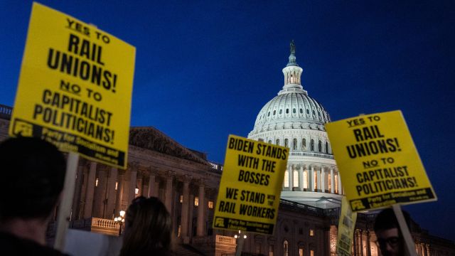 عمال السكك الحديدية يهددون بشلّ الاقتصاد الأمريكي