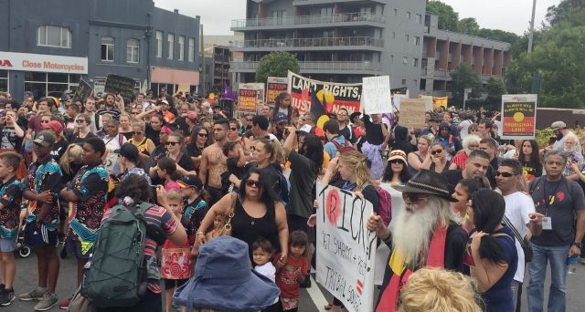 سار حوالي 200 شخص إلى دار الحكومة للاعتراض على مشروع قانون الجنسية الجديد