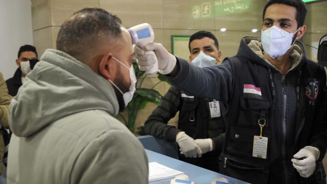الحكومة المصرية تعتزم منع غير الملقحين ضد كورونا من دخول مؤسساتها
