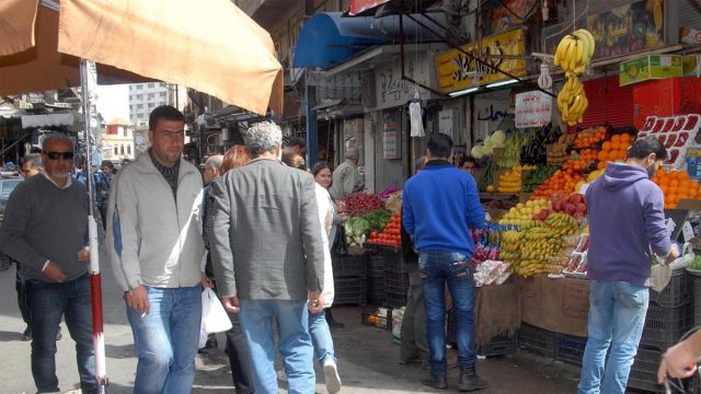 أسراب الثراء أمامهم أخضر وخلفهم يباس