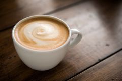 5 أطعمة ومشروبات تسبب الأرق ليلاً
