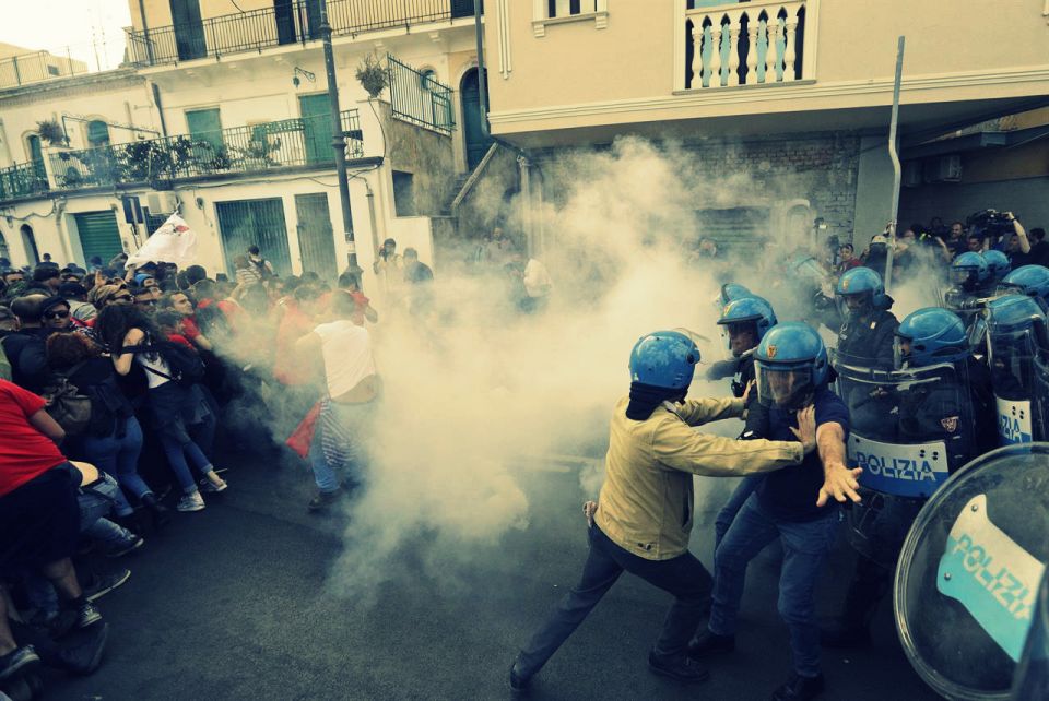 اندلعت أعمال الشغب ليل الجمعة واستمرت حتى مساء أمس السبت في قلب مدينة تورينو