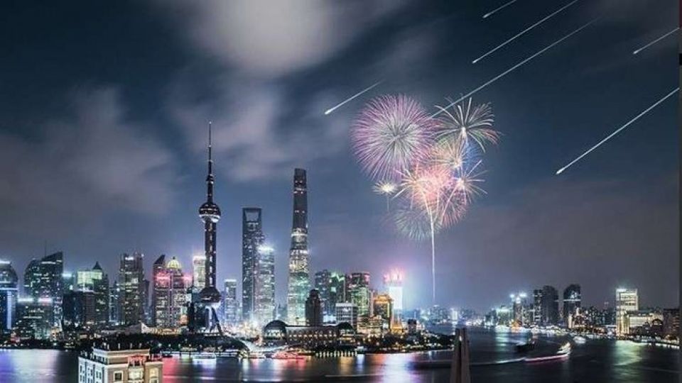 أول مطر نيزكي صناعي في العالم يتساقط عام 2020