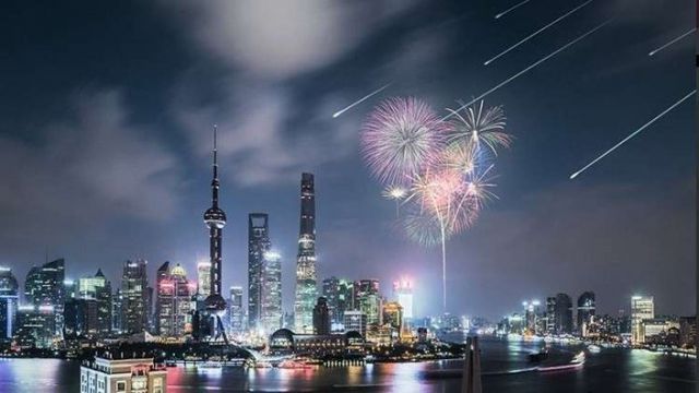 أول مطر نيزكي صناعي في العالم يتساقط عام 2020