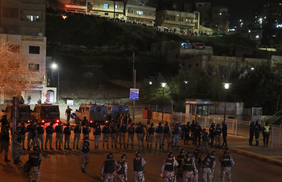 الشرطة الأردنية تستخدم الغاز المسيل للدموع لتفريق احتجاجات على الإغلاق