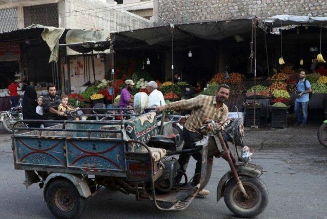 &laquo;الواقعيون&raquo; الاقتصاديون..  المتمسكون بالدولار