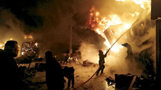 انتقائية بإطفاء الحرائق؟ سرعة خارقة "لمنطقة حرة" وتلكؤ بساروجا