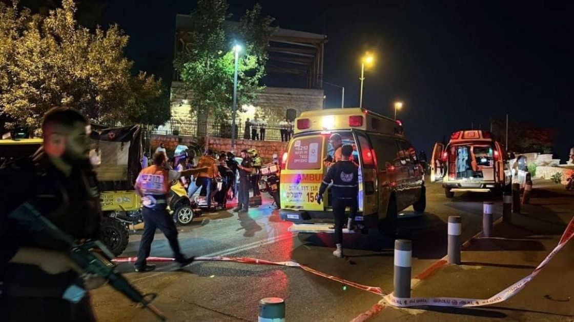 إصابة 7 «إسرائيليين» بإطلاق نار في القدس المحتلة وسط مماطلة الاحتلال بالإفراج عن الأسير العواودة