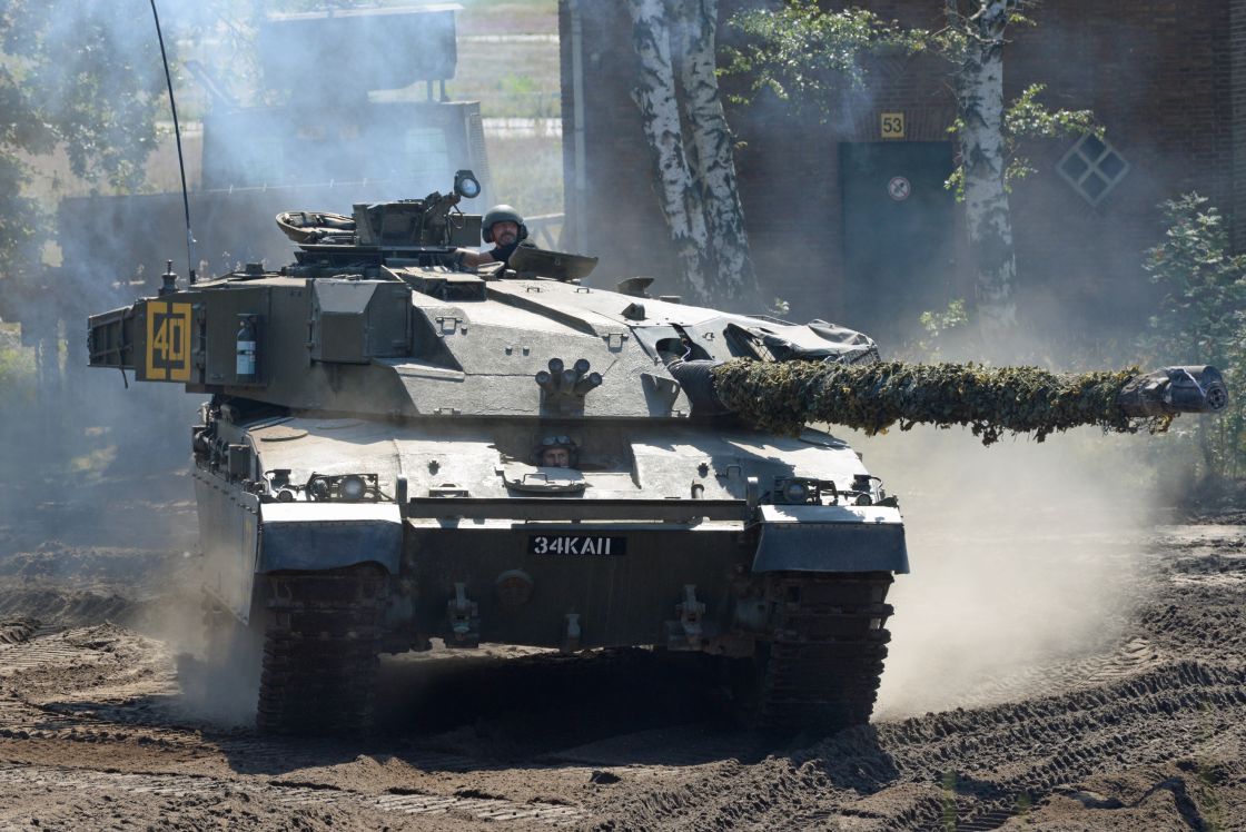 بريطانيا تشترط على ركّاب دباباتها بأوكرانيا الاستعداد لتفجير أنفسهم