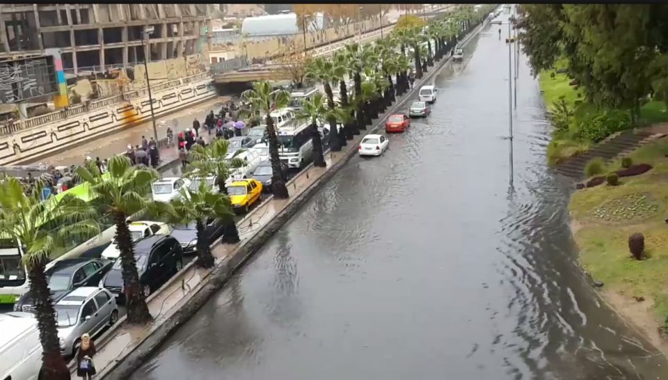 أمطار العاصمة حولت مواطنيها إلى برمائيين!