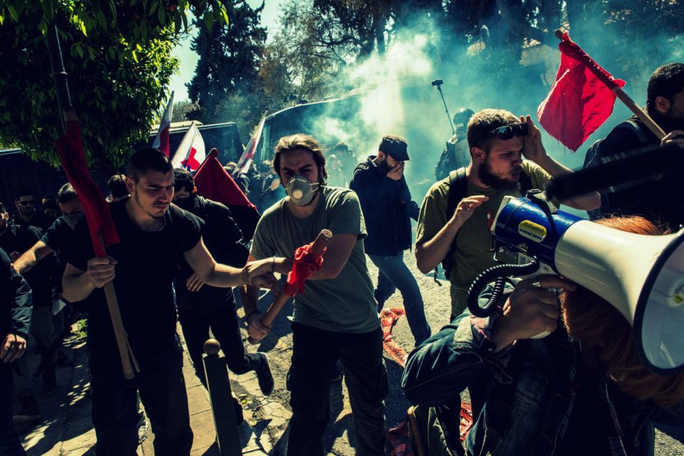 اليونانيون يدافعون عن مؤسساتهم التعليمية