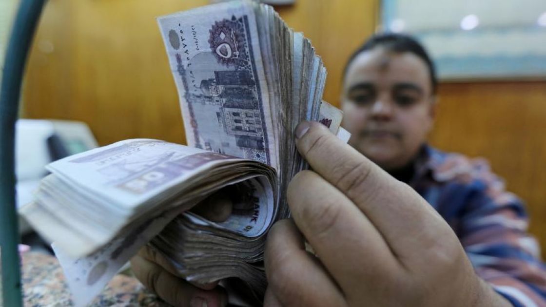 مصر بعد عقد على 25 - يناير ... مليارات الديون الدولية لمنظومة تعيد سيناريو توليد الانفجار