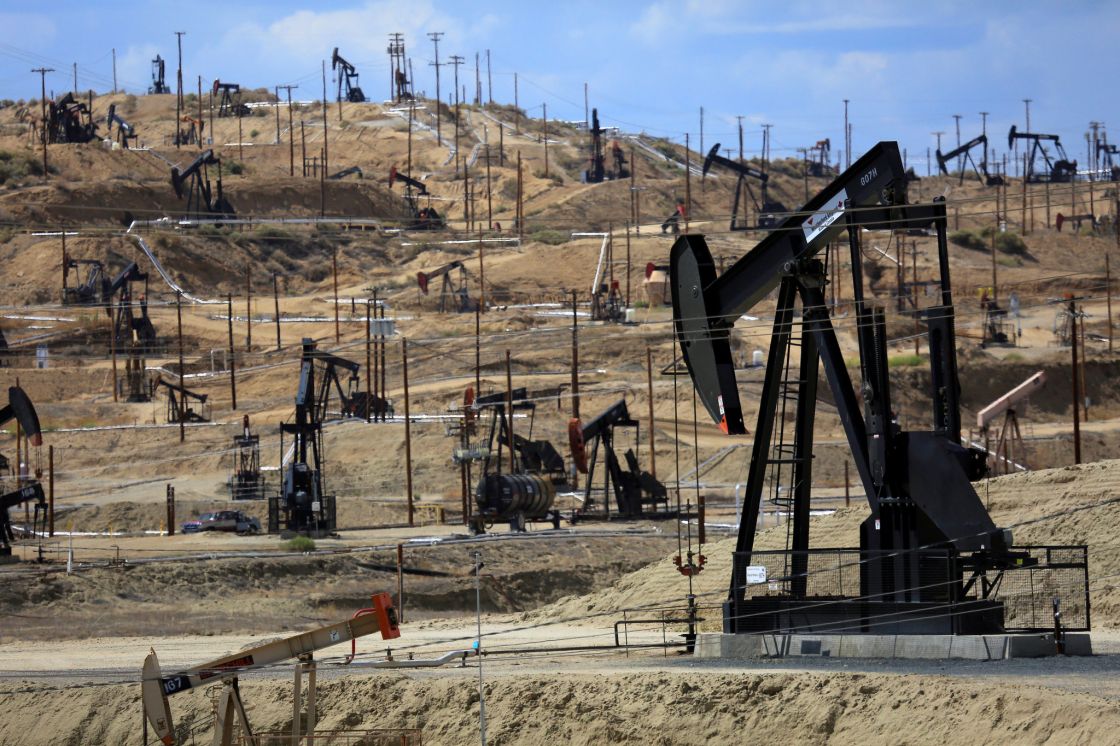 النفط يعزز خسائره و«برنت» يهبط بأكثر من 2%
