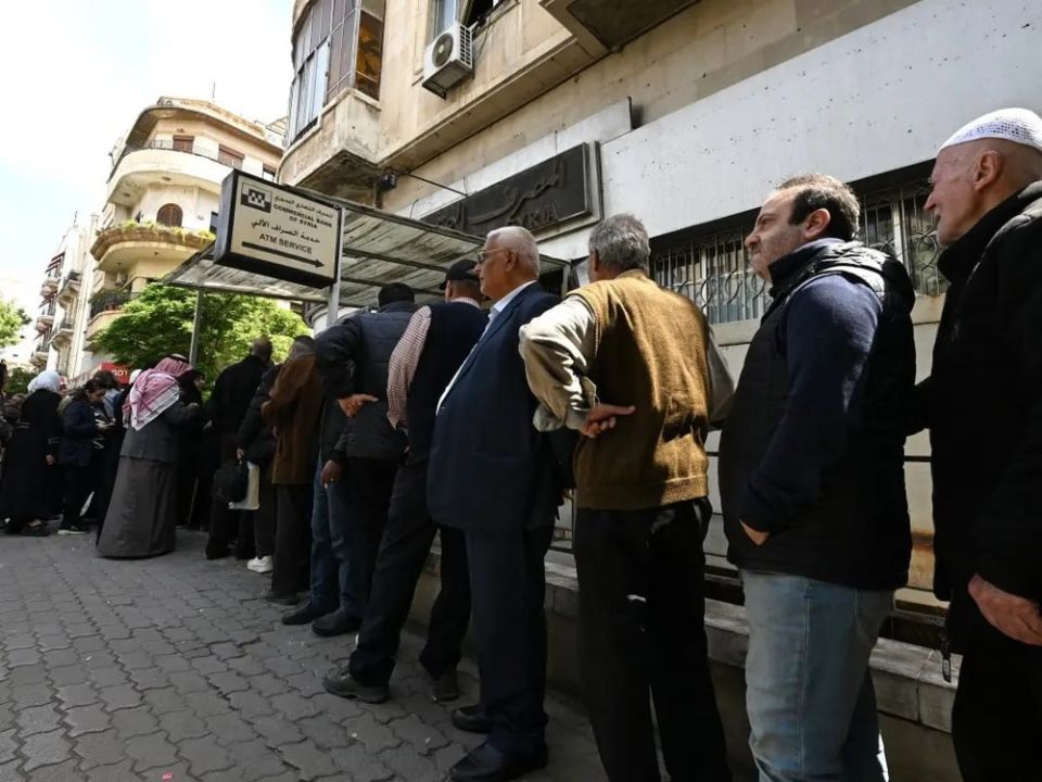 المتقاعدون... هل تُصرف الرواتب بالكلمات أم بالسيولة؟