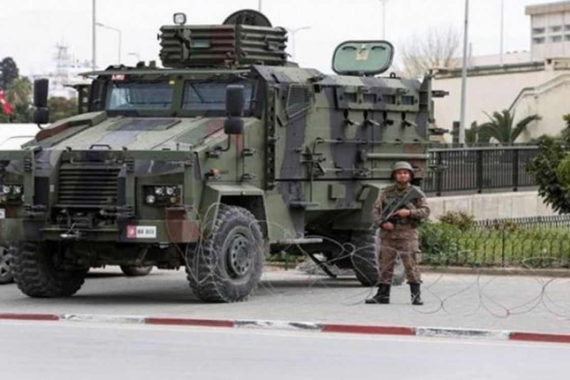 الجيش التونسي يطوّق البرلمان ويمنع الغنوشي من دخوله