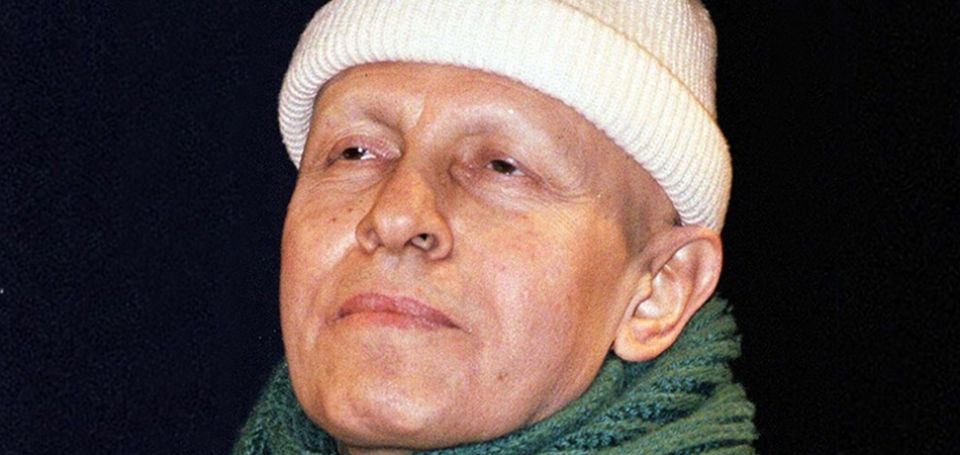 21 عاماً على الرحيل مسرح التسييس... الشحن والتفريغ