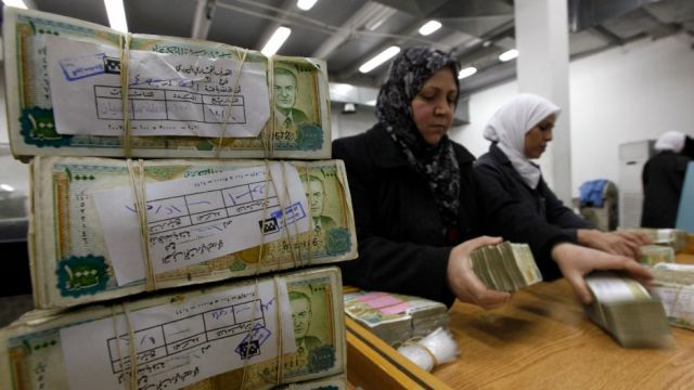 سعر صرف الليرة بين ثلاث فرضيات