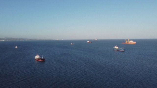 انخفاض حركة الملاحة عبر &laquo;باب المندب&raquo; إلى النصف خلال 24 ساعة