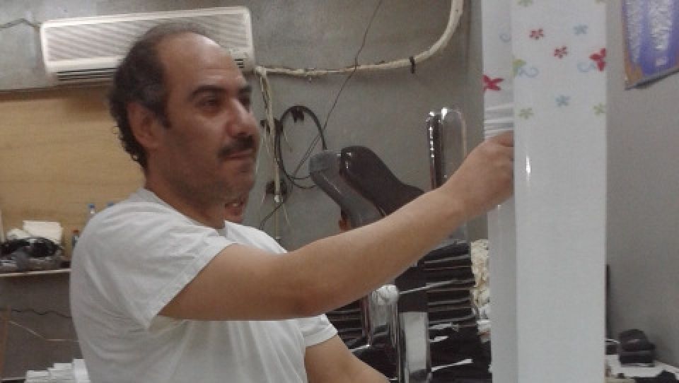 عمال معامل الجوارب على السكة الصحيحة